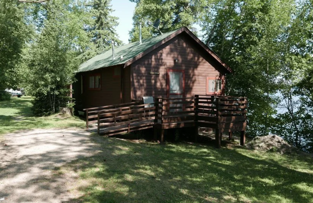 Bear Paw Cabin Grey Wolf Loge Orr MN Pelican Lake