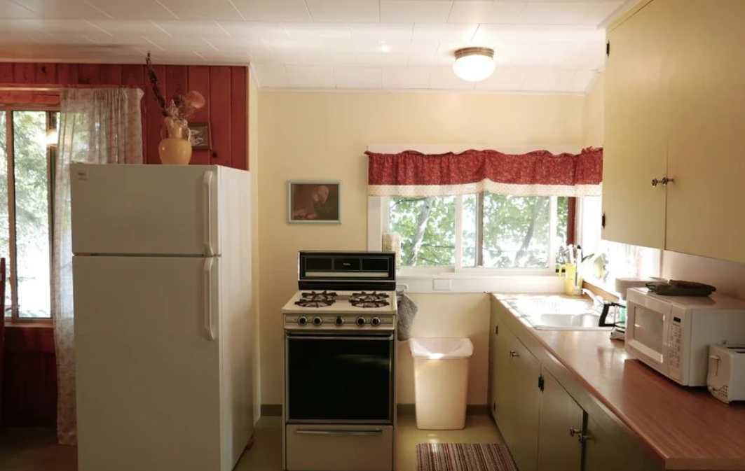 Bear Paw Cabin Kitchen Grey Wolf Loge Orr MN Pelican Lake